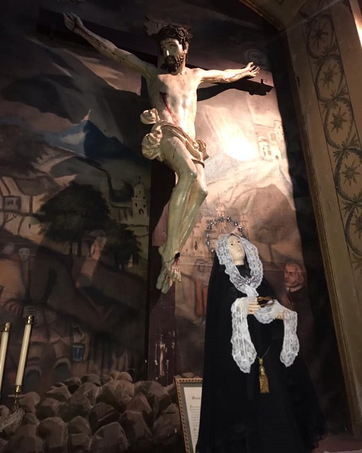 Cristo del Corroto (s. XVI), llamado así por el Presbítero Pedro Corroto, situado como donante en el lienzo del fondo.
Virgen Dolorosa de vestir (s.XVIII).